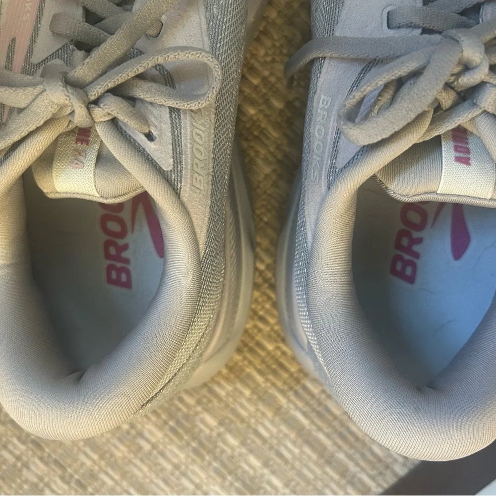 Brooks Adrenaline Women’s Light Gray Running Shoes with Pink Logo 7 wide - Picture 6 of 7